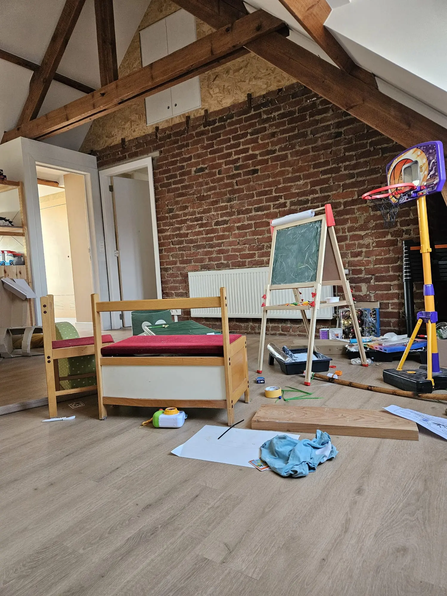Zolderrenovatie met slaap-, speel- en badkamer in Kortrijk