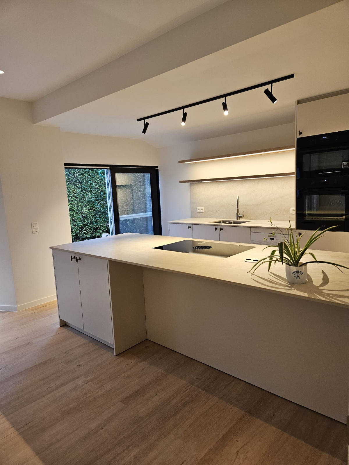 Afgewerkte leefruimte na renovatie
