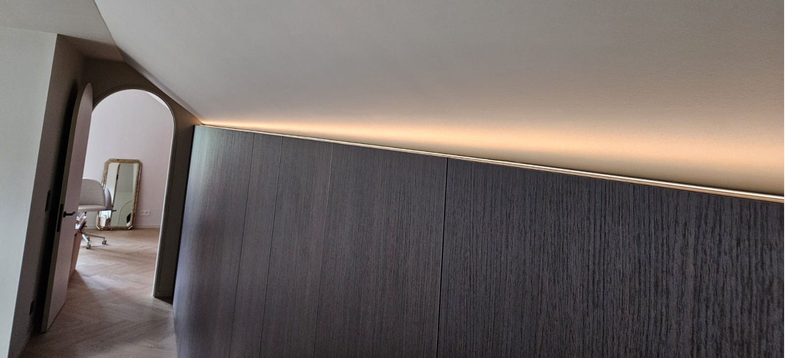 Interieurrealisatie met eettafel en glazen deuren