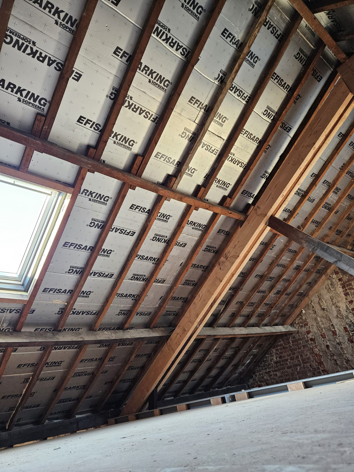 Afgewerkte leefruimte na renovatie