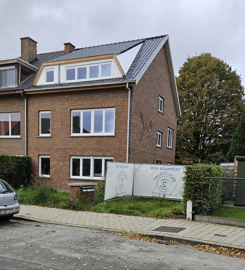 Afgewerkte leefruimte na renovatie