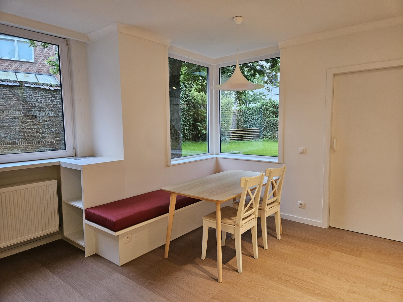 Afgewerkte leefruimte na renovatie